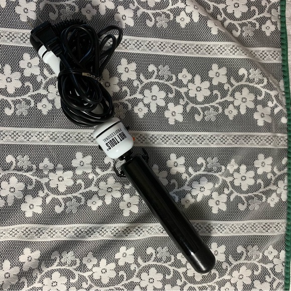 HOT TOOLS Pro Artist Nano Ceramic Curling Iron/Wand | For Smooth, 1 1/4" - Picture 2 of 5